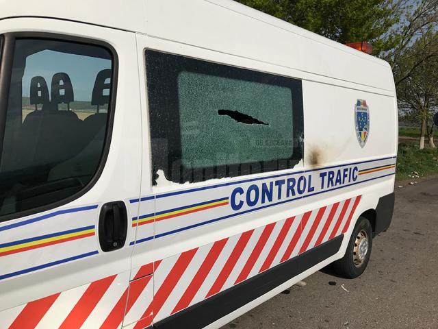 Coctailul Molotov a spart geamul lateral al autospecialei