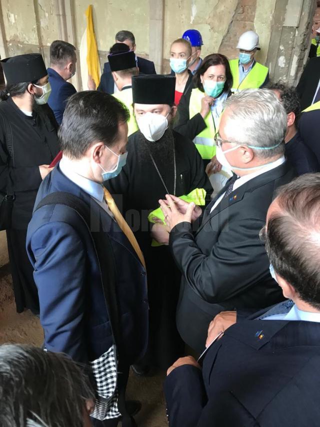 La finalul vizitei Preasfințitul Damaschin i-a făcut lui Orban cadou o traistă bucovineană, în care era un album cu fotografii cu chipuri de oameni din Bucovina 2