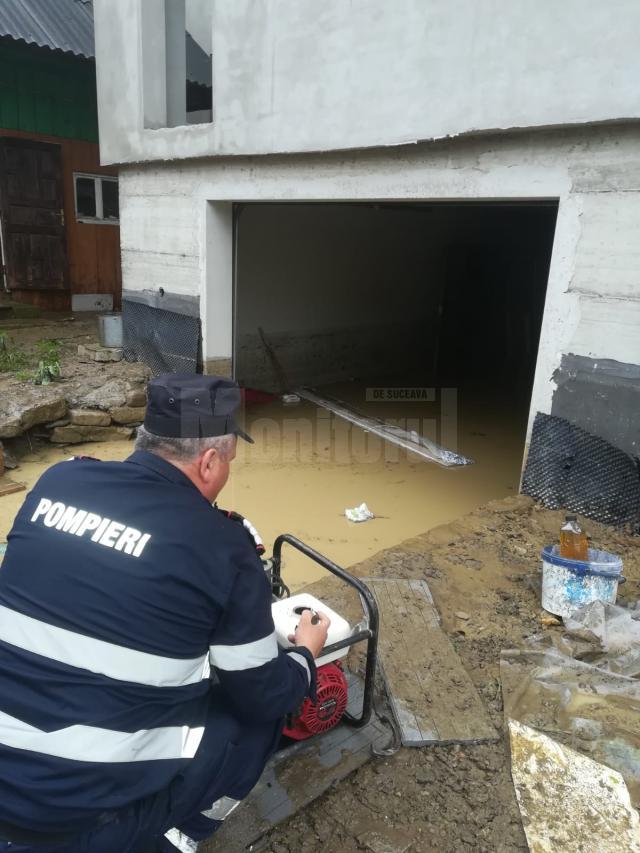 Pompierii au intervenit pentru scoaterea apei din beciuri inundate