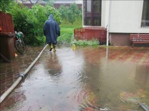 Apa a inundat curti ale locuintelor din Sucevita si Siret