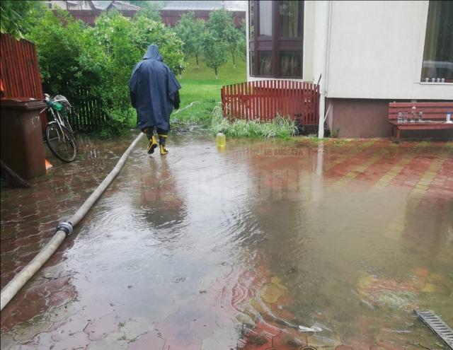 Apa a inundat curti ale locuintelor din Sucevita si Siret