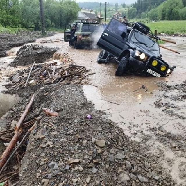 Masini impotmolite din cauza apelor mari care au distrus drumul spre Brodina de Sus