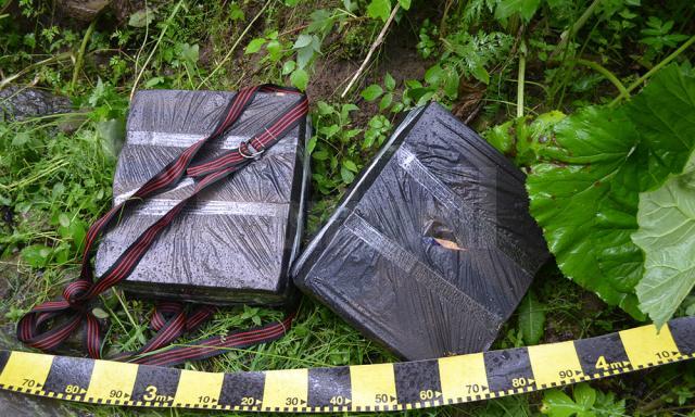 Țigări de contrabandă capturate în pădurile de lângă granița româno-ucraineană