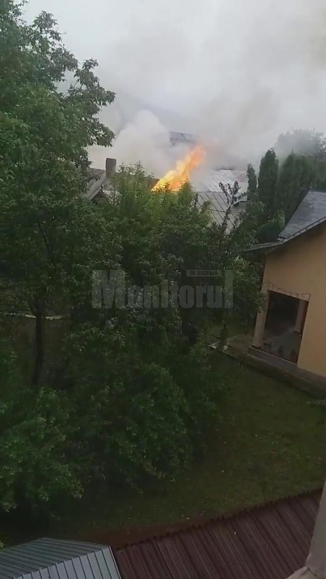 Incendiu izbucnit la acoperișul unei case din Câmpulung Moldovenesc
