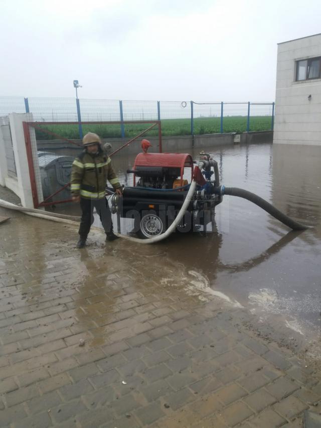 Pompierii au intervenit cu motopompe pentru evacuarea apei din curţi şi anexe