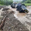 Ploile au distrus drumul spre Brodina de Sus, masinile ramanand impotmolite