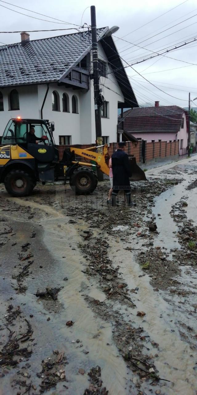 In urma ploii torentiale, drumurile au fost blocate de aluviuni