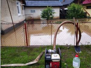 Apele au inundat gospodării în mai multe zone ale județului