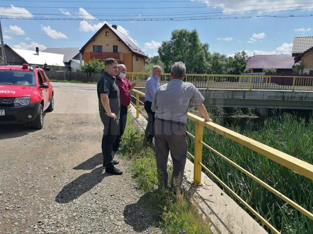 Autoritățile județene au discutat la Dornești despre urgentarea îndiguirii pârâului Ruda