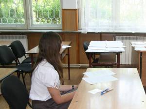 30 de absolvenți de liceu au susținut marți examenul scris la limba ucraineană