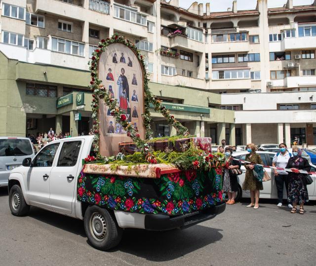 Procesiunea asteptata de credinciosi in zona bisericii Sf. Dumitru din oras