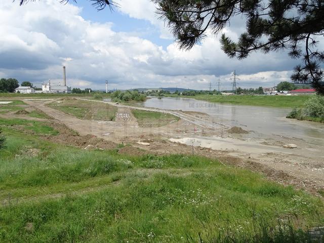 Șantierul de amenajare a viitoarei zone de agrement a Sucevei, parțial inundat după ploile abundente