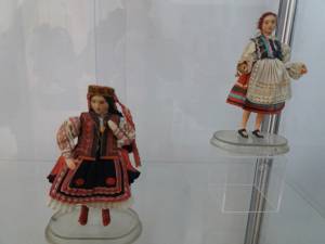 Expoziție cu 367 de păpuși, în costume tradiționale din toată lumea, la Muzeul Satului Bucovinean