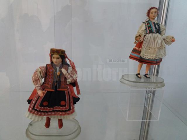 Expoziție cu 367 de păpuși, în costume tradiționale din toată lumea, la Muzeul Satului Bucovinean