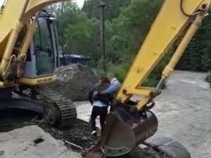 Adolescentă trecută în cupa excavatorului peste râul Brodina pentru a putea fi preluată de ambulanță
