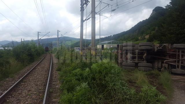 Basculantă lovită violent de tren, la Păltinoasa