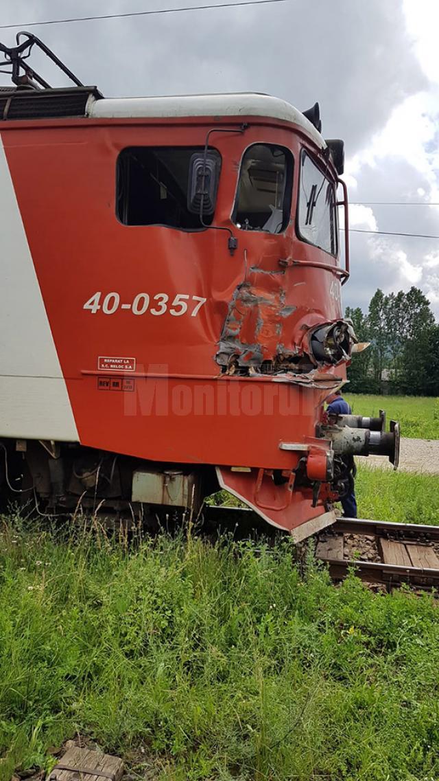 Basculantă lovită violent de tren, la Păltinoasa