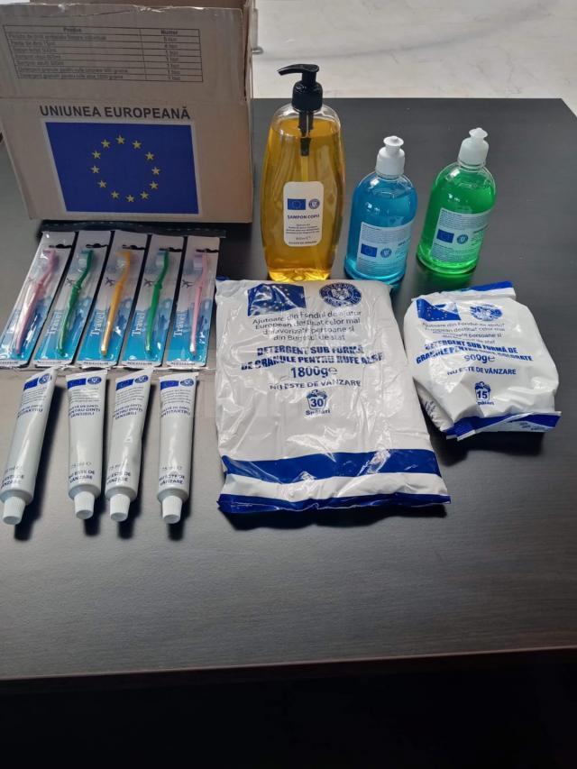 Un pachet de produse de igienă conține periuțe de dinți, pastă de dinți, săpun lichid, șampon copii, șampon adulți, detergent rufe