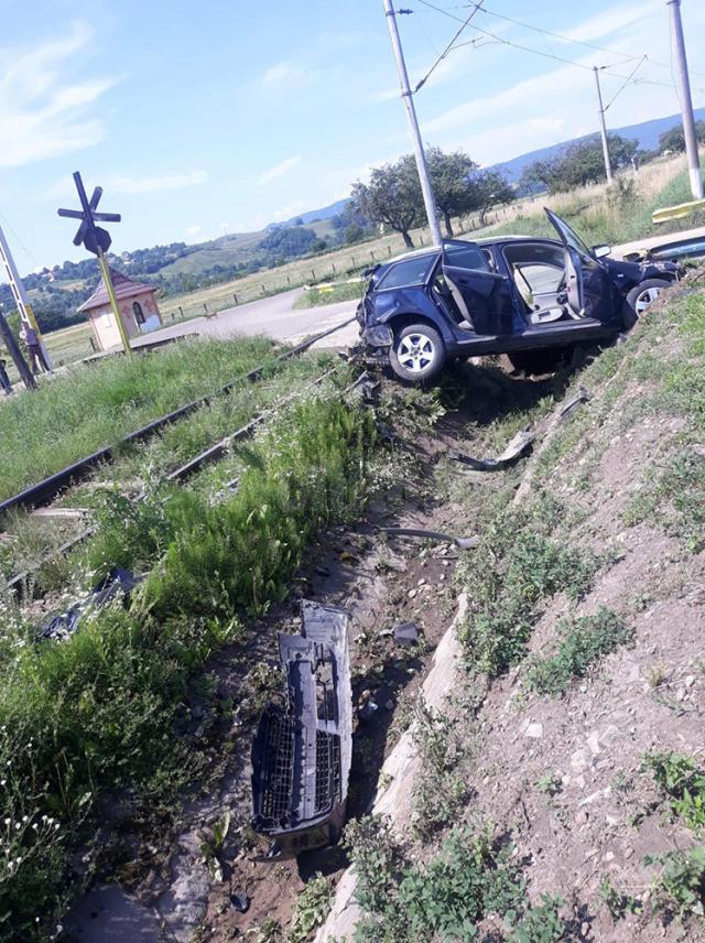 Un autoturism cu cinci persoane, lovit de trenul Cacica - Suceava