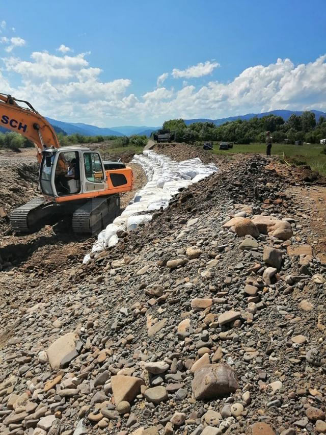 Breșă închisă în regim de urgență la o lucrare de regularizare a râului Suceava
