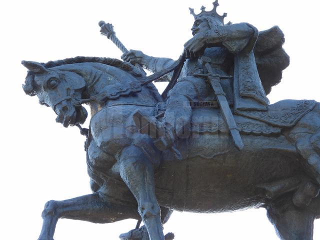 Coroane de flori depuse la statuia ecvestră a lui Ștefan cel Mare