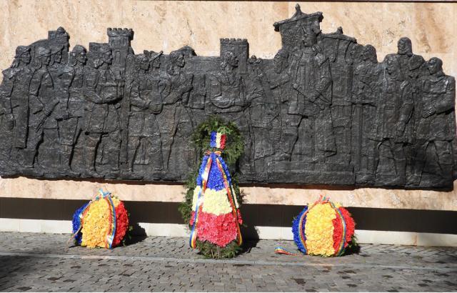 Coroane de flori depuse la statuia ecvestră a lui Ștefan cel Mare