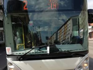 Toate autobuzele TPL Suceava care au fost vineri pe trasee au avut atârnate de ștergătoarele ridicate măști albe de protecție