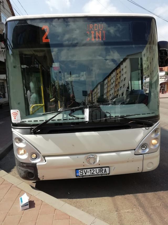Toate autobuzele TPL Suceava care au fost vineri pe trasee au avut atârnate de ștergătoarele ridicate măști albe de protecție