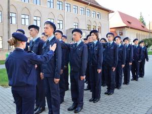 65 de băieţi şi 55 de fete vor îmbrăca din toamnă uniforma de licean militar