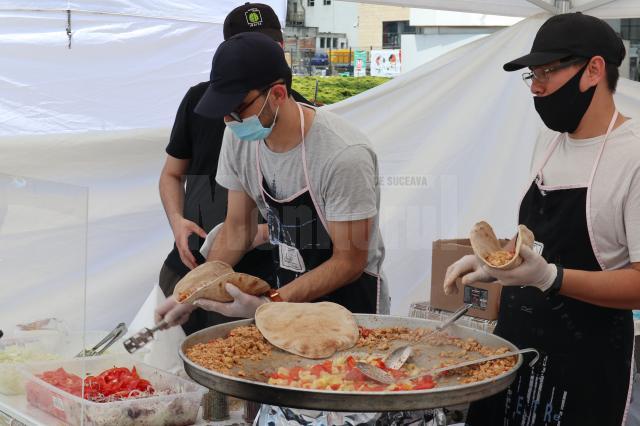 Kebab, tantuni cu pui și gözleme au avut cel mai mare succes, oamenii stând la coadă, sub soarele arzător, pentru a le gusta 2