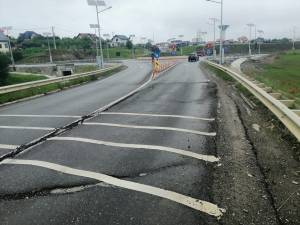 Degradări de asfalt la joncțiunea cu șoseaua de centură, la Moara