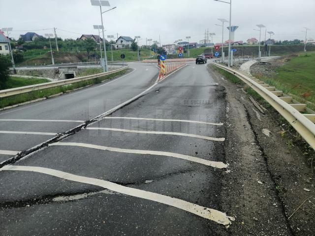 Degradări de asfalt la joncțiunea cu șoseaua de centură, la Moara