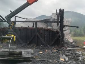 Un incendiu a cuprins sâmbătă seara magazia Ocolului Silvic din Stulpicani
