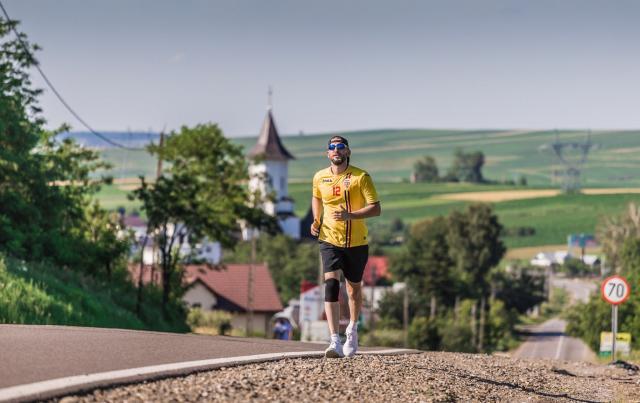 Ștefan Mandachi a parcurs pe jos 21 de km, după ce a pierdut un pariu - foto Cătălin Urdoi