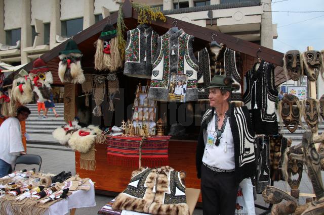 Bundițe cu blană de dihor, „bătute” cu mii de mărgele colorate, vândute cu peste 1.000 de euro
