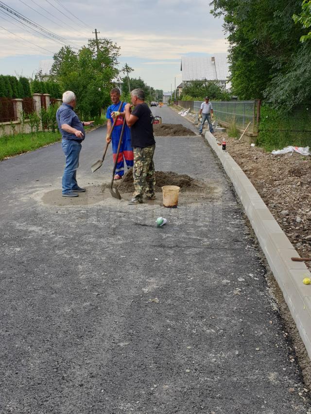 Pe strada Pepenăriei, din cartierul Mihai Viteazu, s-a turnat primul strat de asfalt