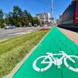 Pistele de bicicletă marcatecu vopsea verde se diferențiază de trotuarul alocat pietonilor și prin suprafața poroasă