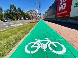 Pistele de bicicletă marcatecu vopsea verde se diferențiază de trotuarul alocat pietonilor și prin suprafața poroasă