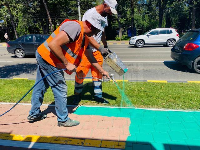 Pistele de bicicletă marcatecu vopsea verde se diferențiază de trotuarul alocat pietonilor și prin suprafața poroasă 3