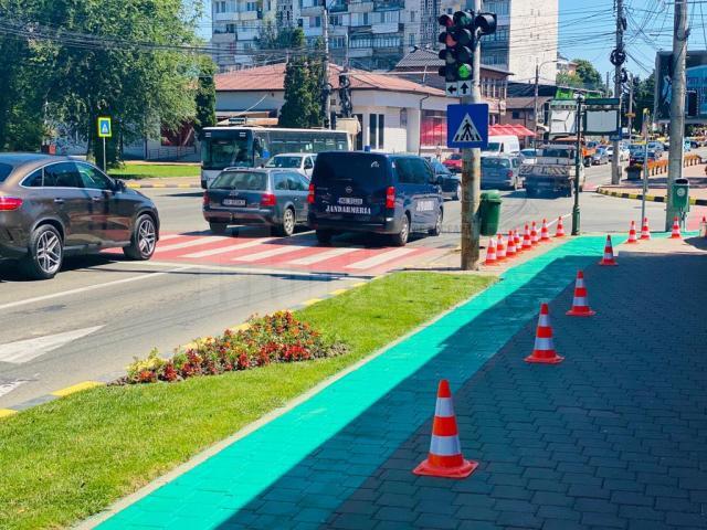 Pistele de bicicletă marcatecu vopsea verde se diferențiază de trotuarul alocat pietonilor și prin suprafața poroasă 4