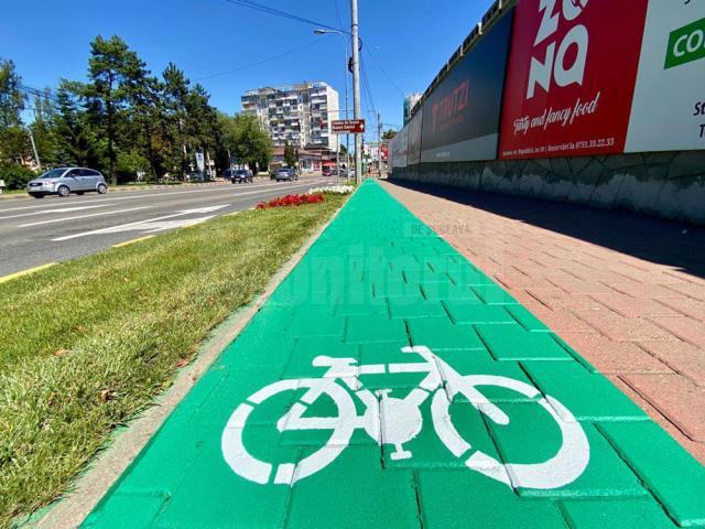 Pistele de bicicletă marcate cu vopsea verde se diferențiază de trotuarul alocat pietonilor și prin suprafața poroasă