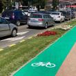 Pistele de bicicletă marcate cu vopsea verde se diferențiază de trotuarul alocat pietonilor și prin suprafața poroasă