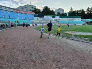 Viceprimarul Lucian Harșovschi la alergat cu băieții săi, pe pista de atletism a Stadionului Areni