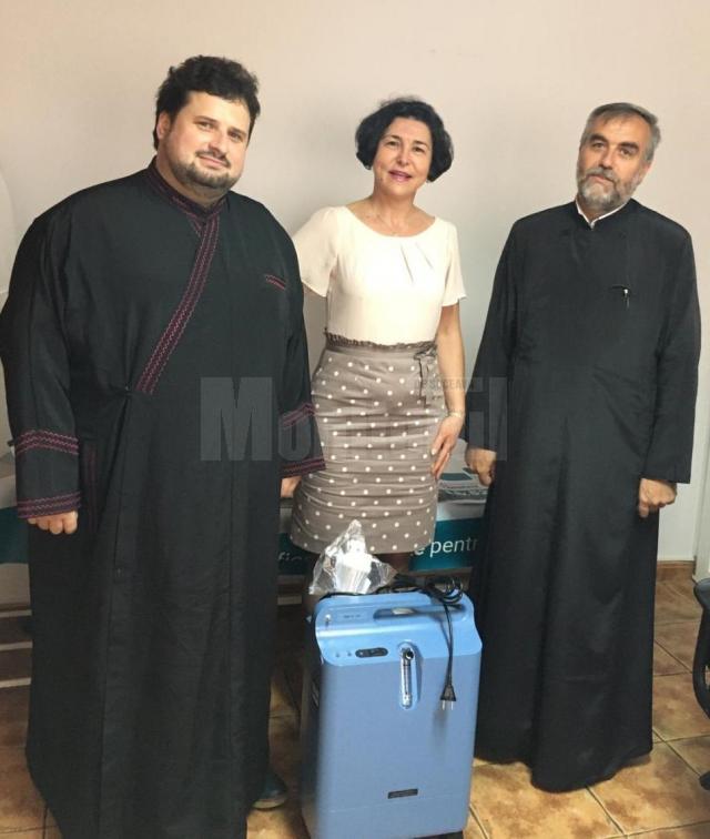 Preotul Georgian Rotar, dr Elena Iftimesei şi pr protop Adrian Dulgheriu