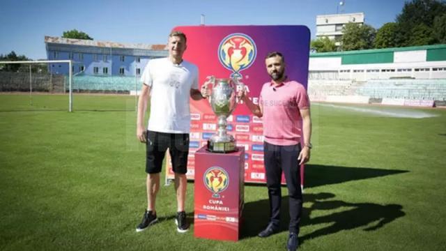 Dorin Goian şi Lucian Sânmărtean s-au pozat cu trofeul Cupei României pe stadionul Areni