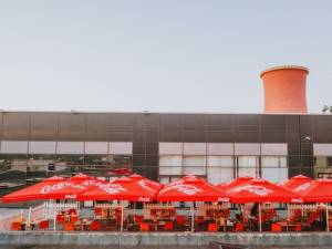 Zona de food court a Iulius Mall Suceava dispune de o terasă cu 20 de mese și o capacitate de 50 de locuri