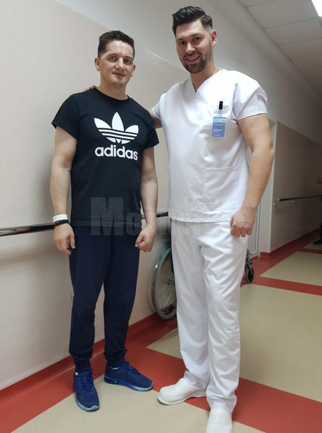 Alexandru Cerlincă împreună cu polițistul Ciprian Sfichi, în luna martie