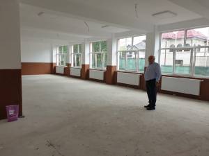 Nistor Tatar, primarul din Rădăuți, s-a deplasat la Școala Gimnazială ”Mihai Eminescu” pentru a vedea la fața locului care este mersul lucrărilor