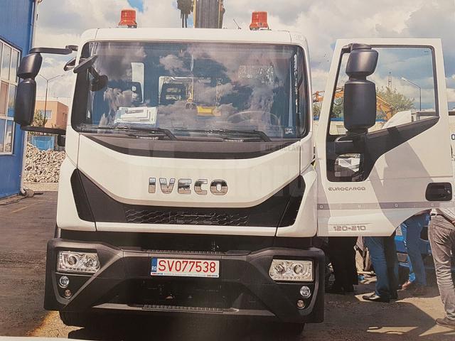 Camion cu macara și platformă de ridicat mașini, în dotarea Primăriei Suceava