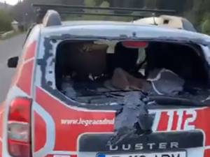 Distrugerile provocate mașinii lui Tiberiu Boşutar cu bâtele, de atacatori